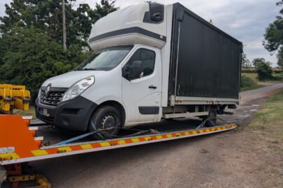 Porzucona w UK „międzynarodówka” – busa ściągnęła laweta