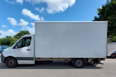 Przeciążony Sprinter z cateringiem i uczynny pasażer