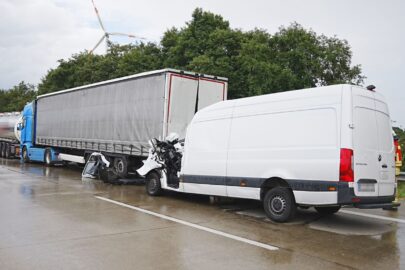 Tragedia na A1. Polski kierowca busa wbił się w naczepę