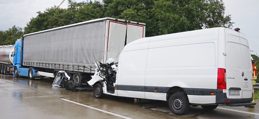 Tragedia na A1. Polski kierowca busa wbił się w naczepę