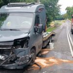 Zderzenie Golfa II z autolawetą. Kierowca osobówki ranny