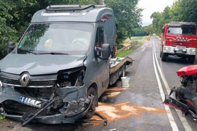 Zderzenie Golfa II z autolawetą. Kierowca osobówki ranny