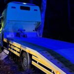 Autolaweta wbita w drzewa - kierowca i pasażer mieli dużo szczęścia