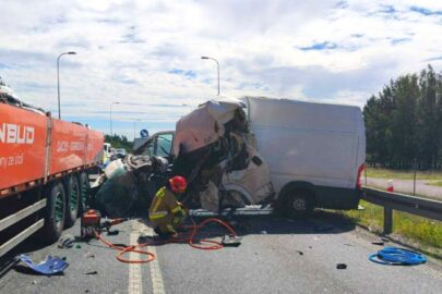 Czołówka na węźle przy S8 – po kierowcę busa przyleciało „śmigło”