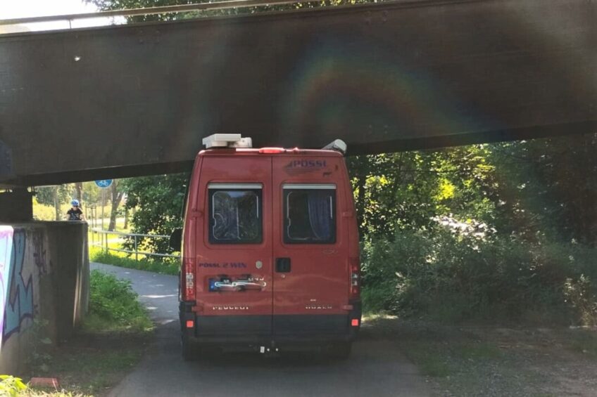 Kamper na ścieżce rowerowej utknął pod kładką dla pieszych
