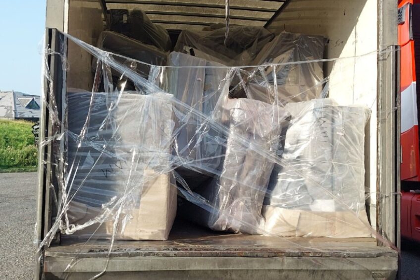 MacGyver z „906-tki. Taśma klejąca miała zabezpieczyć meble