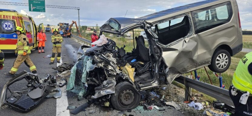 Na S7 Trafic wjechał w ciągnik koszący trawę - nie żyją 4 osoby