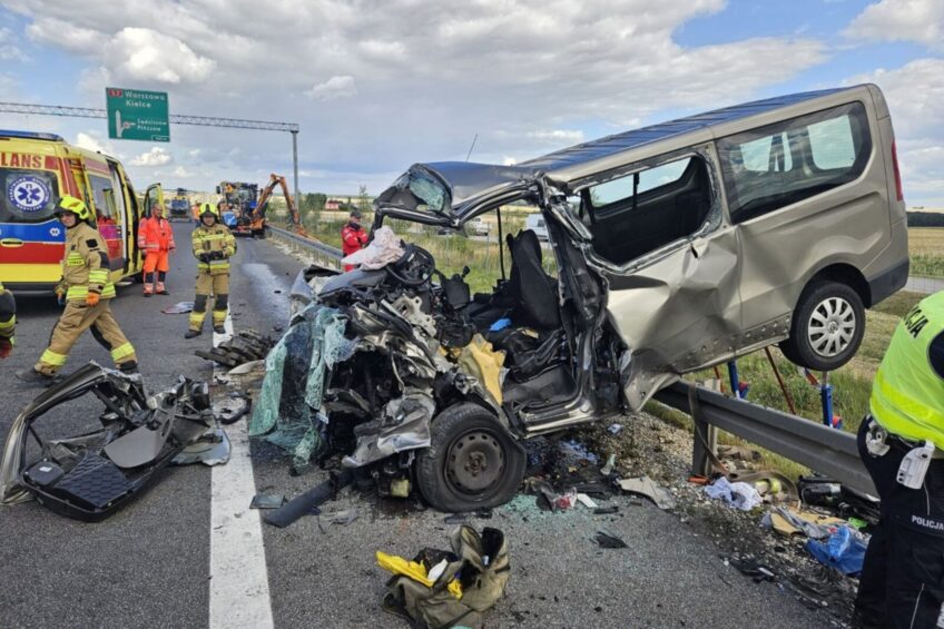 Na S7 Trafic wjechał w ciągnik koszący trawę – nie żyją 4 osoby