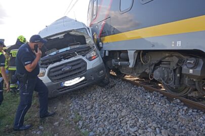 Oszukali przeznaczenie… Transit wjechał wprost pod pociąg