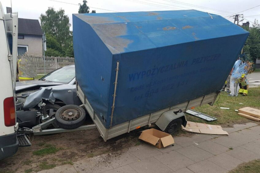 Pijana kierująca Audi wjechała w VW LT z podpiętą przyczepą