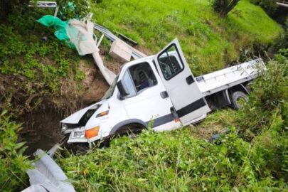 Pod Jasłem doka przebiła barierki i wpadła do potoku. Kierowca pił