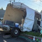 Pod Krakowem brygadówka wjechała pod pociąg. Kierowca busa ranny