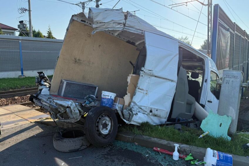 Pod Krakowem brygadówka wjechała pod pociąg. Kierowca busa ranny