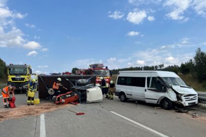 Poduszka zderzeniowa zadziałała. Transit wjechał w auto „drogowców”