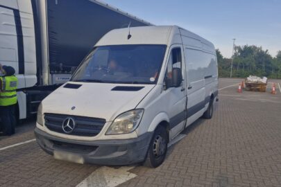 Przeładowany polskim piwem Sprinter ściągnięty z angielskiej M6