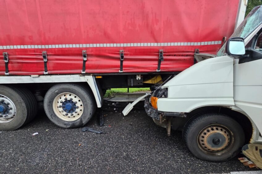 T4 wbite w naczepę na S6. Kierowca zakleszczony w kabinie