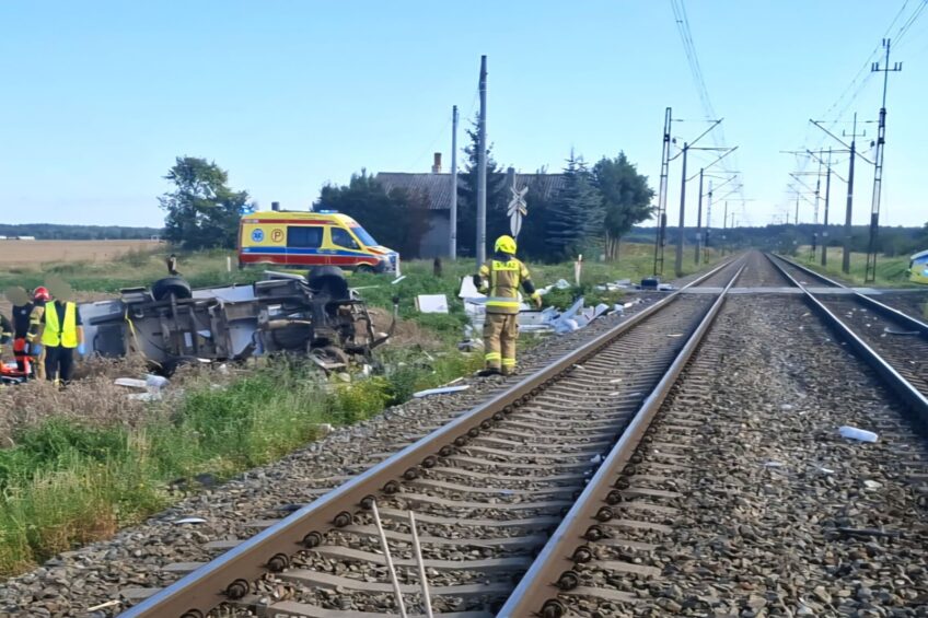 Tragedia na przejeździe kolejowym. Nie żyje pasażerka kampera