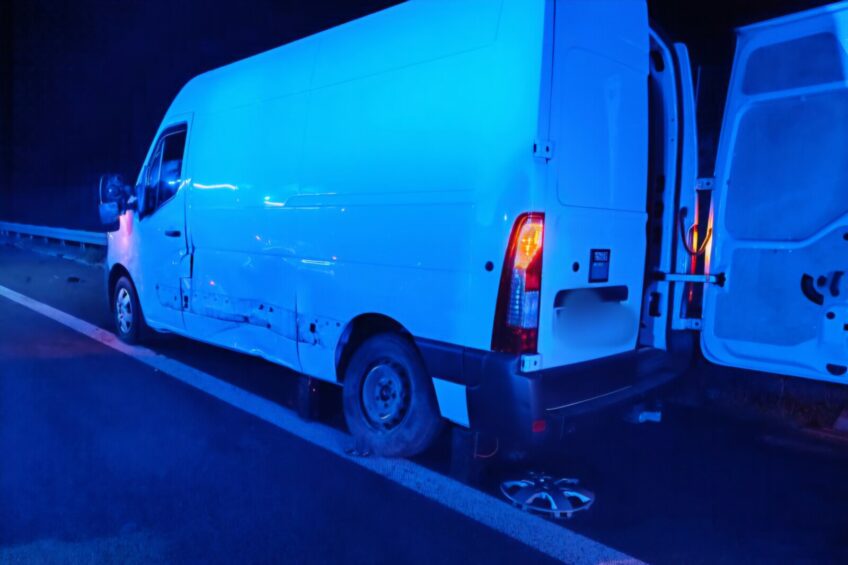 Zmieniali koło w busie na S17. Potrącił ich autotransporter