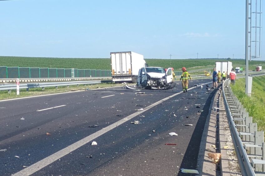 Zmieniali koło w busie. W Trafica uderzyły dwa zestawy