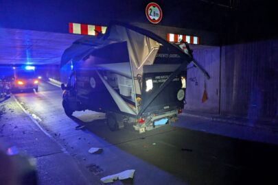 Aż wygięło ramę w 907. Kontenerowy Sprinter utknął pod wiaduktem