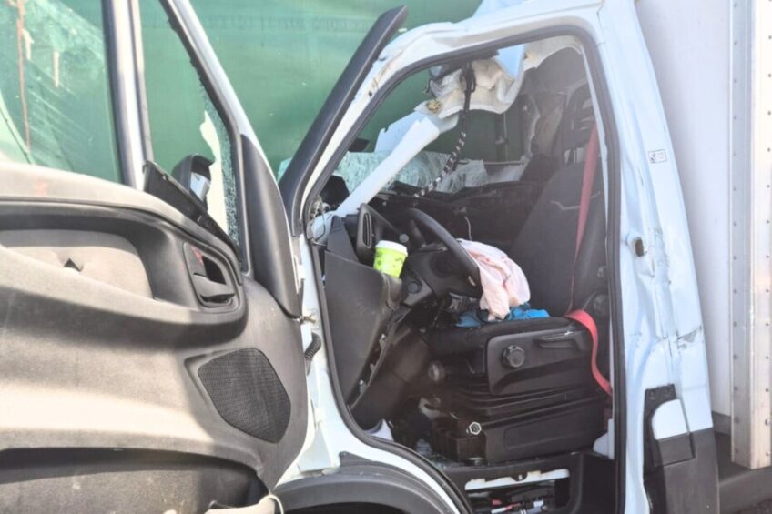 „Firanka” w kabinie busa. Kierowca Iveco Daily przeżył