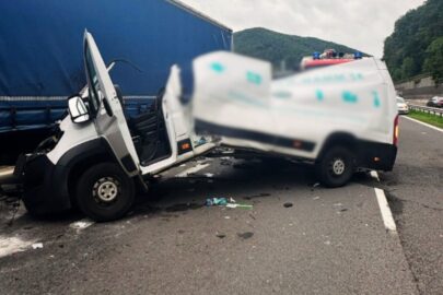Furgon w strzępach po wypadku na słowackiej R1
