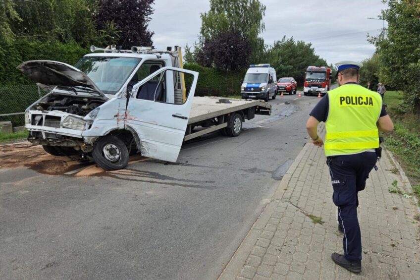 Karetka wyprzedzała autolawetę – doszło do zderzenia