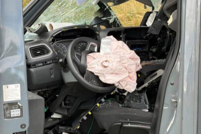 Kierowca tej Masterki przeżył! Groźne zderzenie dwóch busów na A4