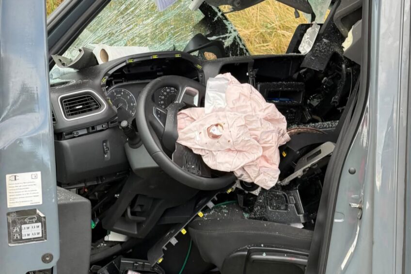 Kierowca tej Masterki przeżył! Groźne zderzenie dwóch busów na A4