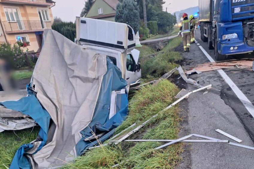 Master w rowie a ładunek i elementy zabudowy porozrzucane po DK 75