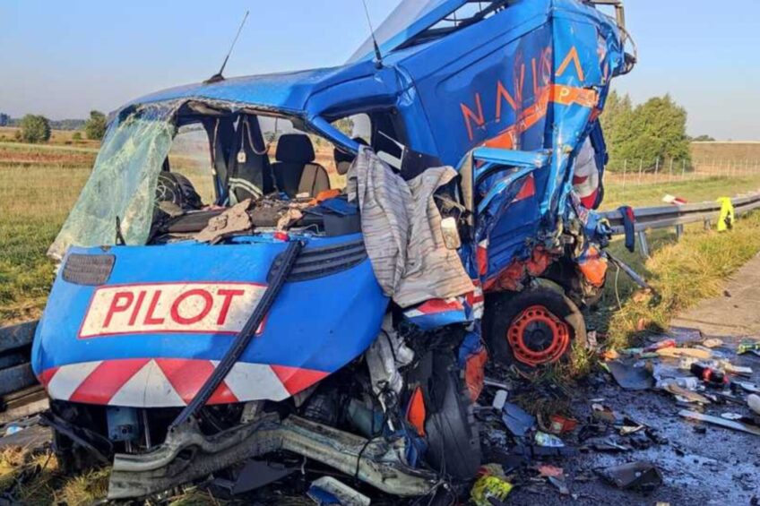 Na A2 w Sprintera pilotującego ponadgabaryt wjechał DAF