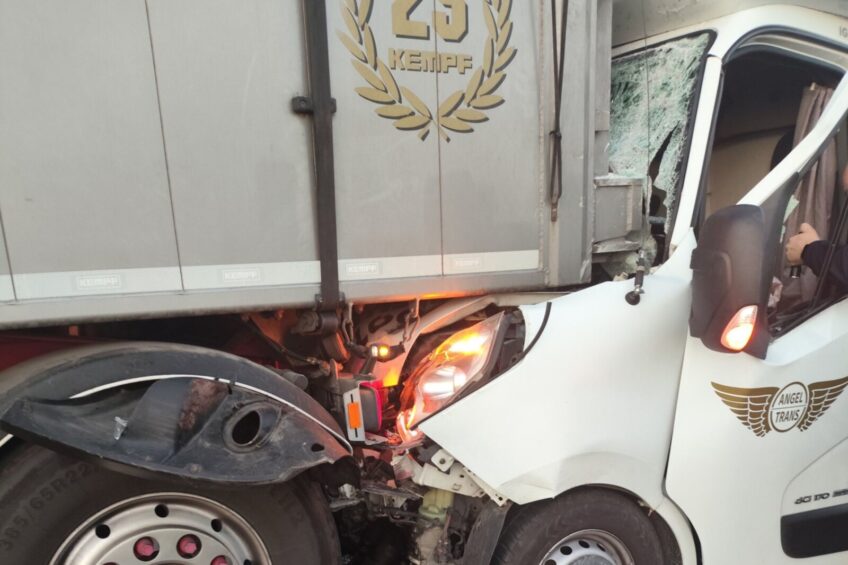 Na DW 812 dostawcze Renault Master wbiło się w tył naczepy