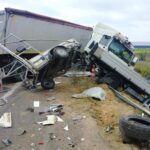 Na S5 kierowca DAF-a wjechał w busa z przyczepą drogowców