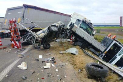 Na S5 kierowca DAF-a wjechał w busa z przyczepą „drogowców”