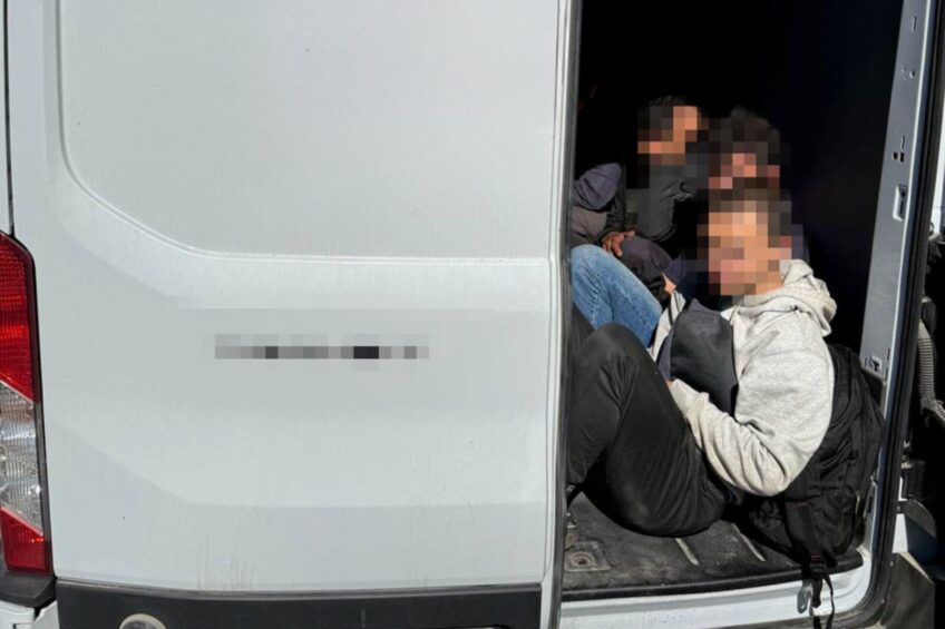 Polak przewoził w ładowni dostawczego Transita 23 Syryjczyków