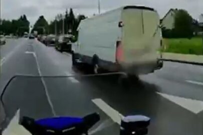 Policjant dawał znaki. Kierowca „blaszki” był zajęty czymś innym