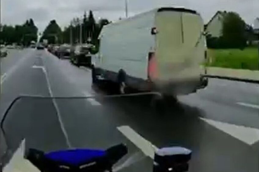 Policjant dawał znaki. Kierowca „blaszki” był zajęty czymś innym