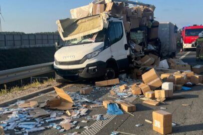 Na S61 ciężarówka najechała na busa przewożącego papierosy bez akcyzy