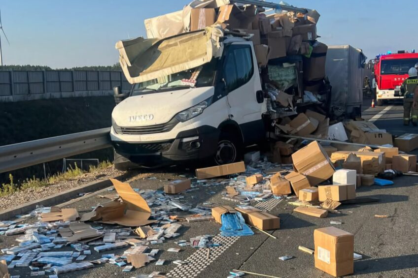 Na S61 ciężarówka najechała na busa przewożącego papierosy bez akcyzy