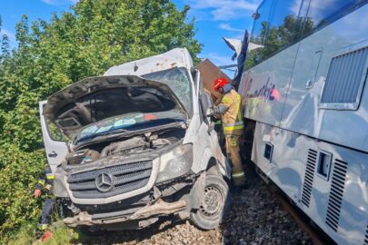 Sprinterem wjechał pod pociąg relacji Gdynia Główna-Hel
