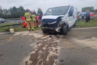 Tragiczny wypadek na A4 – Vivaro uderzyło w bariery i dachowało