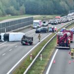 Transit na boku a laweta z motocyklami do góry kołami na A4