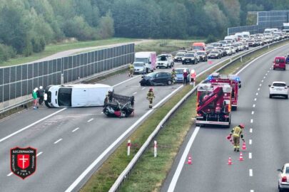 Transit na boku a laweta z motocyklami do góry kołami na A4