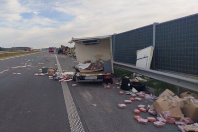 W stojące na poboczu S5 Doblo wjechała Scania i stanęła w ogniu