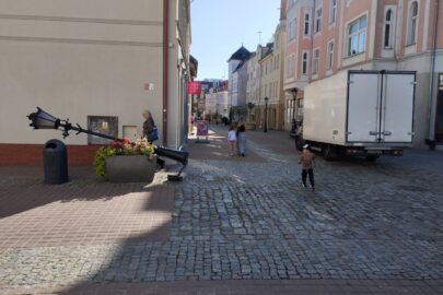 Wyrwał busem latarnię na starówce. Kierowca zgłosił się sam