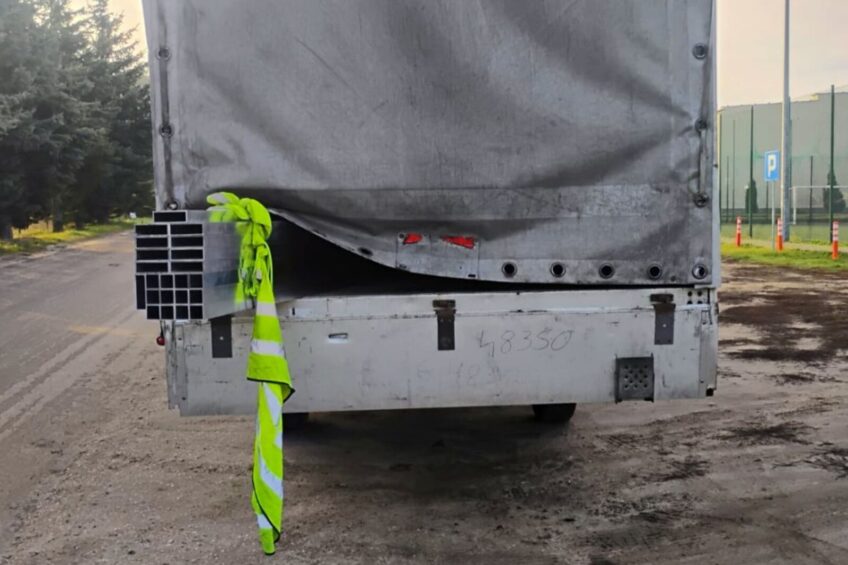 300 złotych i 8 punktów za opuszczoną tylną burtę