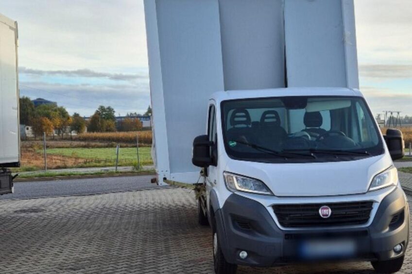 Autolaweta wioząca kontener biurowy ściągnięta z S8