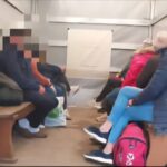 Bus jechał za szybko. Na pace 9 osób siedzących na ławkach