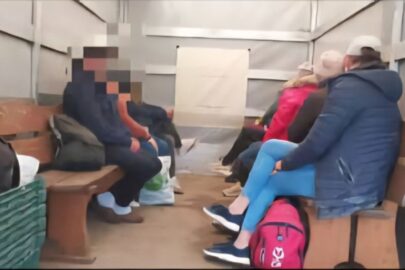 Bus jechał za szybko. Na pace 9 osób siedzących na ławkach