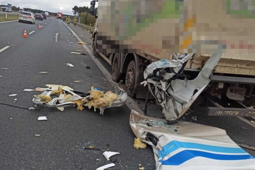 Drzwi z Jumpera wbite w naroże „solówki” stojącej na S5